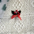 Detailaufnahme von Weihnachts-Kuchenstecker mit roten Beeren und grünen Blättern - Blatt Stil B