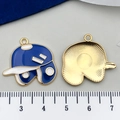 Pendentif éléphant doré avec émail bleu et blanc, vue recto-verso avec règle de mesure - Casquette Bleue (19636)