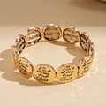 Detail eines goldenen religiösen Armbandes mit dem Text I can do all things through Christ - Gold