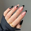 Detailansicht der mandelförmigen Nägel mit schwarzen French Tips und Herzmustern - Schwarzes gebrochenes Herz französischer Stil (LC21) / Gelee-Kleber Werkzeugset (24 Stück/Packung)