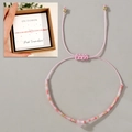 Detailansicht des rosa Turmalin-Armbands mit verstellbarer Kordel und Geschenkbox-Verpackung - Oktober Geschenkbox Plus/Rosa/Turmalin