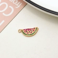 Vue détaillée du pendentif pastèque serti de zircons roses et verts brillants - Tranche de Pastèque Rose Rouge