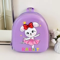 Nahaufnahme eines lila 3D-Hasen-Hartschalenrucksacks mit buntem RABBIT-Schriftzug - Lila