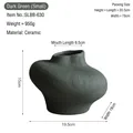 Jarrón minimalista de cerámica verde oscuro con rayas verticales y forma artística única - Cerámica / Verde Oscuro - Pequeño