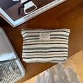 Grand sac cabas rayé en toile bleu et marron avec étiquette tissée sur table bois - Trousse de maquillage