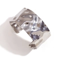 Bracelet manchette argenté large et ouvert avec motif martelé irrégulier et brillant - Argenté