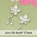 Pendentif fleur en argent plaqué or 18 carats avec zircons, taille 20,4 mm sur 37 mm - Style Branche à Gland d'Argent (ME1812B)
