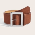 Gros plan sur une large ceinture en daim marron avec une grande boucle rectangulaire - Matériau Dépoli 5.8CM (Boucle Brossée) / Couleur caramel