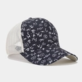 Dettaglio del cappellino da baseball traspirante con stampe bianche e pannello mesh - Stampa a simboli astratti neri (Colore n. 17)