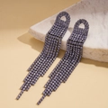 Détail de boucles d'oreilles pampilles en strass violets avec placage en métal foncé - Violet - Style 2