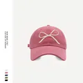 Rosa Baseballkappe mit weißer Schleifenstickerei und klassischem 6-Panel-Design - 3D Schleifenstickerei / Pflaumenrosa
