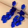 Boucles d'oreilles élégantes à longs glands de pétales de rose bleus mats et métal - Bleu