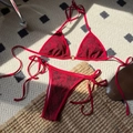 Set bikini sexy in pizzo rosso con top a triangolo e slip con lacci su tappetino - S / Rosso