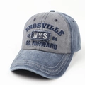 Dettaglio del ricamo NYS e trama denim lavato su cappellino baseball vintage - Blu Notte