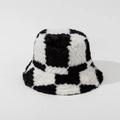 Dettaglio ravvicinato della trama in finta pelliccia a scacchi bianchi e neri sul cappello - M (56-58cm) / Nero