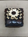Mini borsa etnica in rete nera con bottoni in guscio di cocco e decorazione floreale - Collana-Caffè-Bianco-Fiore a Cuore