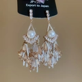 Vista dettagliata di orecchini vintage con perle base dorata e cristalli lucenti - Oro (Perno in argento sterling 925)