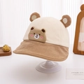 Dettaglio di cappello pescatore per bambini in velluto con orecchie e ricamo - 50cm (1-3 anni) / Orso Cachi