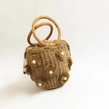 Handgewebte Stroh-Beuteltasche in Beige mit Perlenakzenten und Blumendetails - Khaki