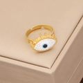 Dettaglio dell'anello occhio del male dorato con cristalli blu e fascia regolabile - Anello