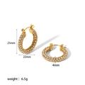Dettaglio di orecchini a cerchio in oro 18K e acciaio con pavé di cristalli e dimensioni - Stile Zirconia (TE6246-2)