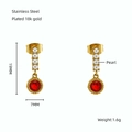 Orecchini in acciaio placcato oro 18k con perle bianche e accento di rubino rosso - Stile Zircone Rosso (ZE1219G-02)