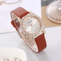 Orologio Amadi da donna con ghiera di cristalli e cinturino in pelle marrone su tavolo bianco - caffè
