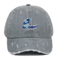 Casquette de baseball grise vintage avec broderie de vague et détails usés déchirés - Réglable / Gris Vieilli