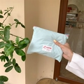 Detalle del neceser verde menta con cremallera rosa y etiqueta tejida en la mano - Verde Menta