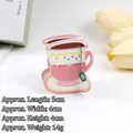 Vista detallada de la pinza para el pelo con forma de taza de café rosa y medidas - Taza Rosa