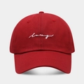 Détail de la broderie blanche sur une casquette de baseball en coton rouge - Réglable / Bordeaux