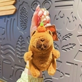 Süßer brauner Capybara-Plüsch-Schlüsselanhänger mit kleiner Orange und Goldring - Schüttelgeräusch Capybara