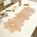 Roségouden PVC tafelloper met uitgehold bloemmotief op een witte eettafel - 90x30cm / Tafelvlag / Roségoud