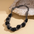 Détail d'un collier multicouche de style sombre avec des perles acryliques facettées - Noir