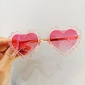Gros plan de lunettes de soleil coeur rose avec une texture ondulée sur la monture - Rose Transparent