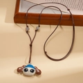 Détail du pendentif chiot avec chapeau bleu et lunettes sur un collier en cuir marron - Style Tête de Chien avec Lunettes et Chapeau (Collier-Bleu)
