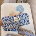 Astuccio in tessuto a fiori blu con ricamo a tulipano e chiusura a zip - Blu Klein Floreale