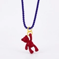 Dettaglio del ciondolo a forma di orsetto rosso con anelli dorati e catena intrecciata blu - Viola Scuro + Rosso