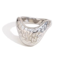 Anello minimalista in acciaio argento con trama irregolare e finitura martellata - US 6 / Color Acciaio