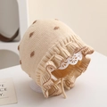 Détail du bonnet en tricot pour bébé avec bord à volants et pois marron en relief - 6 mois - 2 ans / Beige