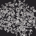 Dijes de letras del alfabeto en acero inoxidable plateado para joyería artesanal - Color Acero Mezclado - 50 Piezas