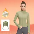 Giacca da yoga aderente verde noce moscata con interno in pile e asole per i pollici - Taglia S / Top / Verde Cardamomo