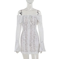 Detail van elegante witte kantjurk met blote schouders en stijlvolle uitlopende klokmouwen - S / Wit