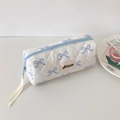 Dettaglio dell'astuccio bianco trapuntato con fiocchi blu e chiusura a cerniera azzurra - Fiocco Blu