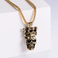 Colgante calavera retro de acero con corona en cadena dorada sobre bloque de estudio - Sin Cadena / Dorado