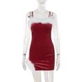 Dettaglio del vestito natalizio in velluto rosso con bordo in finta pelliccia bianca e spalline - S / Rosso