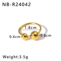 Detailansicht des 18K vergoldeten Edelstahlrings mit 0,8 cm und 0,6 cm großen Kugelenden - US 8 / Asymmetrischer Doppelkugel Offener Stil (NB-R24042)