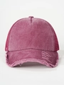 Detalle de la visera desgastada y malla transpirable en la gorra trucker lavada - Ajustable / Burdeos