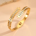 Detalle de un brazalete dorado en forma de hoja con adornos de cristales blancos - Brazalete de Hoja de Oro con Diamantes de Imitación (F718)