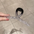 Detailansicht einer 13 cm großen Haarklammer mit schwarz-weißem Farbverlauf - Tuschmalerei Farbverlauf - Kreuz 13cm